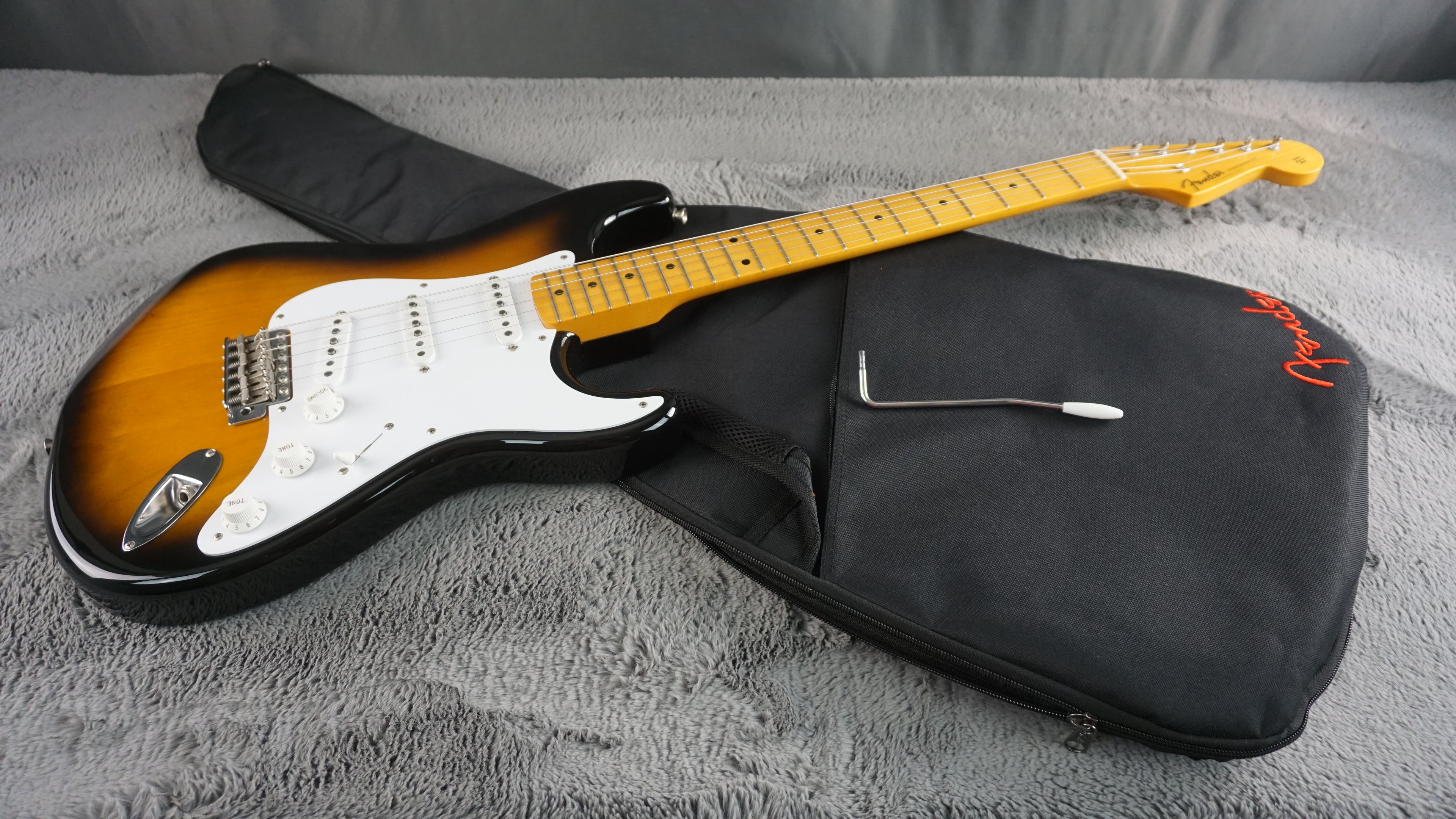 Fender Japan ST57-70TX 2004 Stratocaster 2-Tone Sunburst w/ Texas Special Pickups