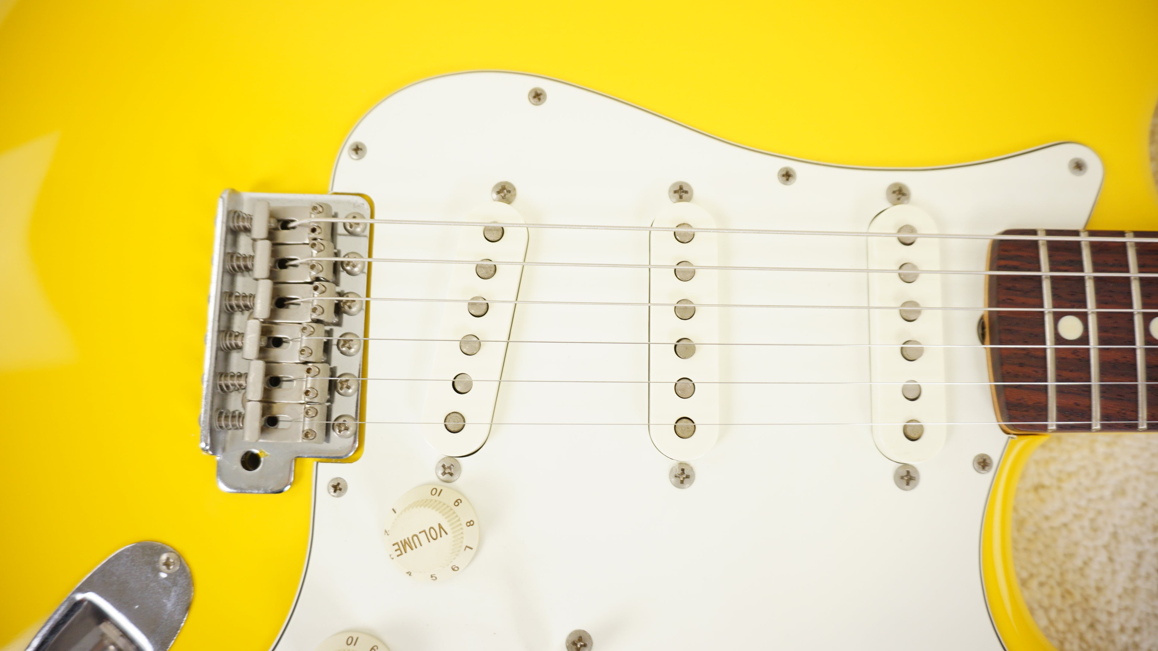 Fender Japan Stratocaster Yellow Rosewood Fingerboard w/ Gig Bag
