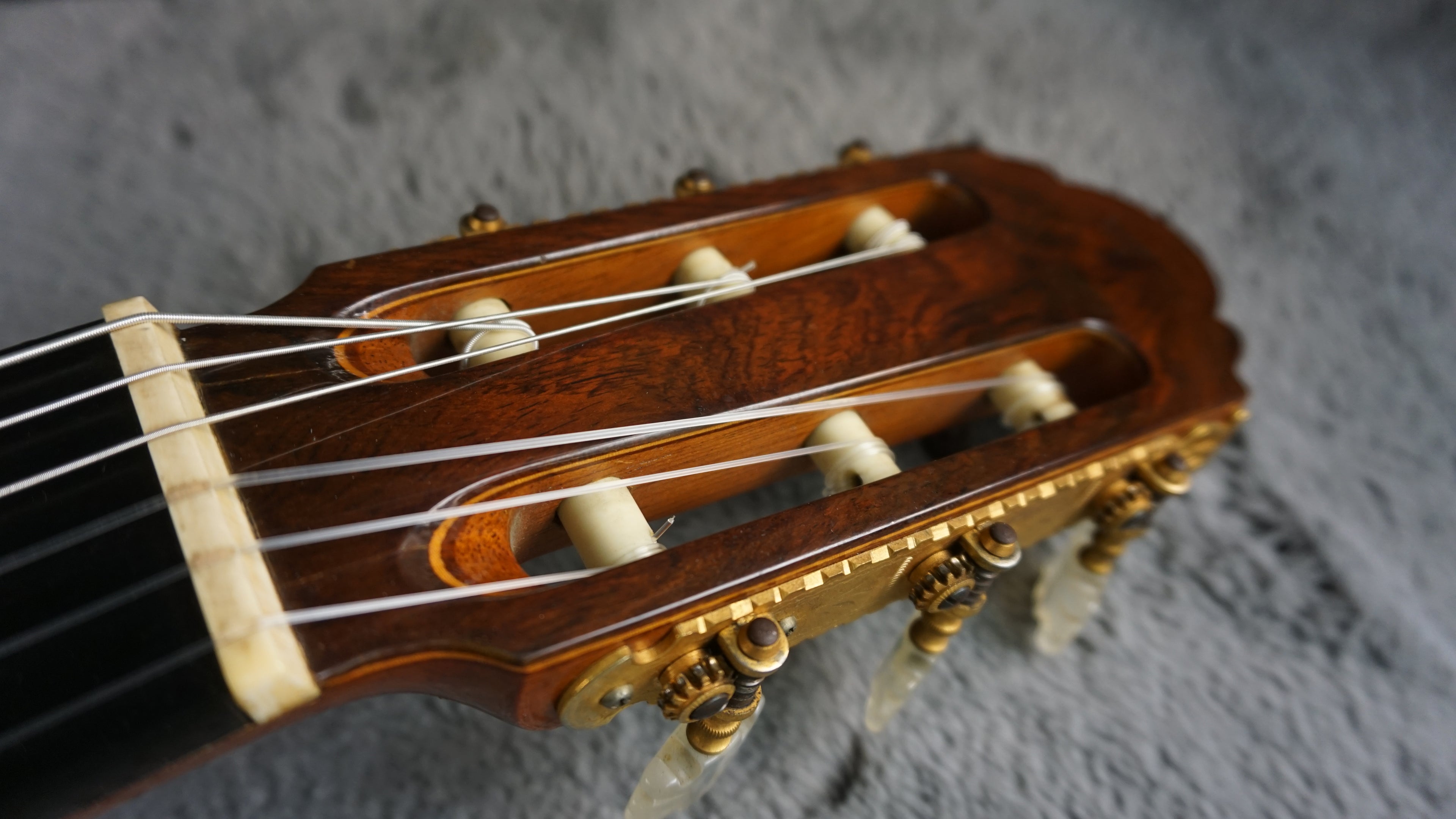Osamu Tomita Nol. 15 1974 Japan Classical Guitar w/ Hard Case