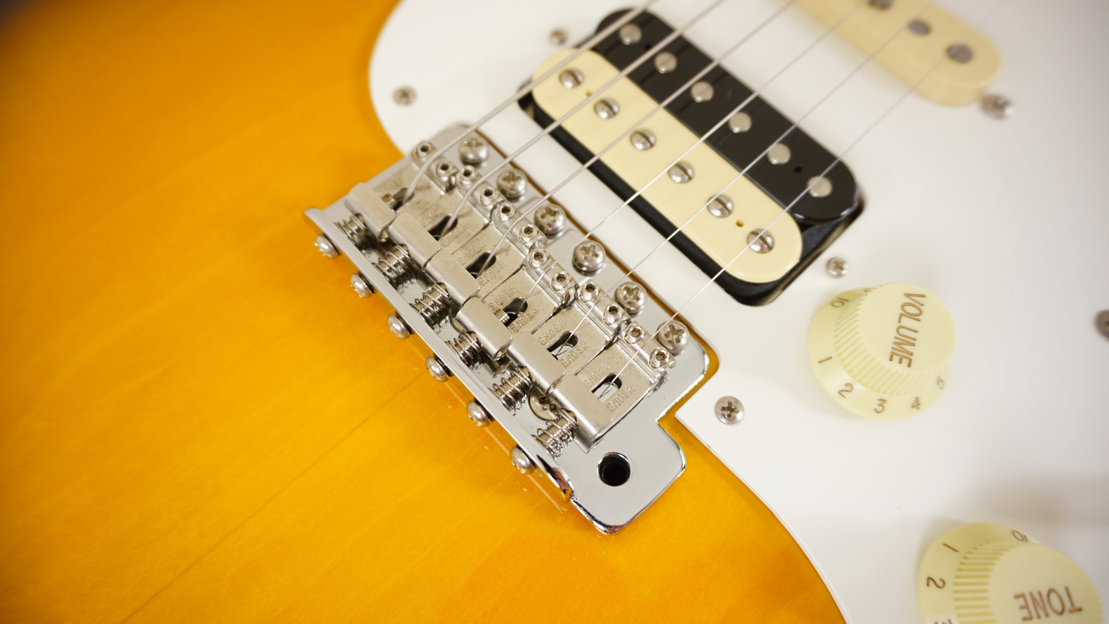 2022 Fender Japan JV Modified '50s Stratocaster HSS 2-Color Sunburst