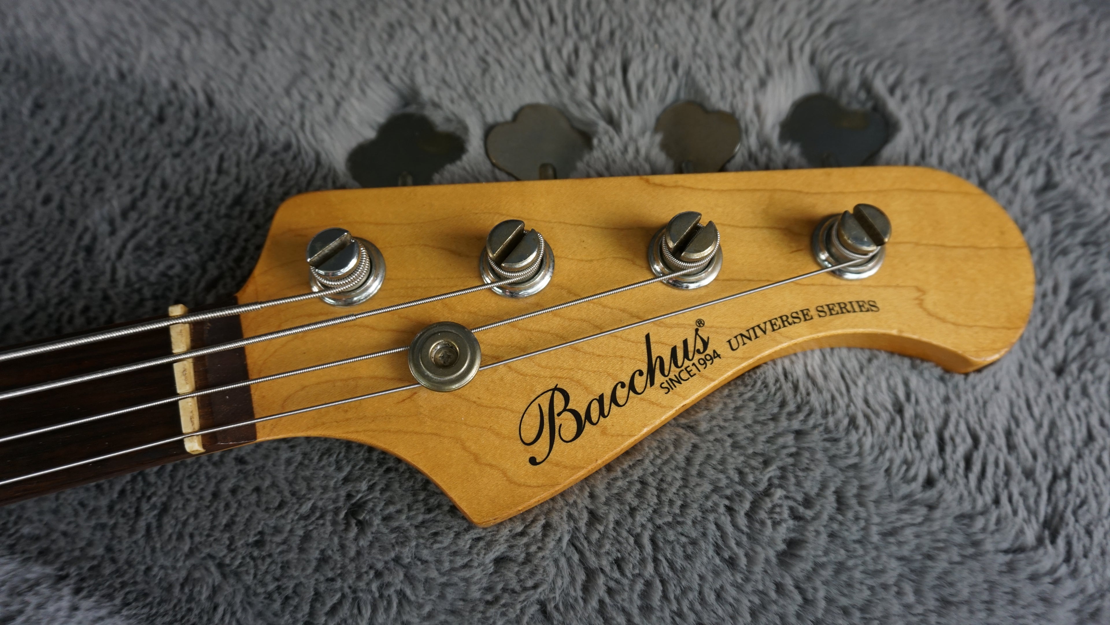 Bacchus Universe Series Jazz Bass - White