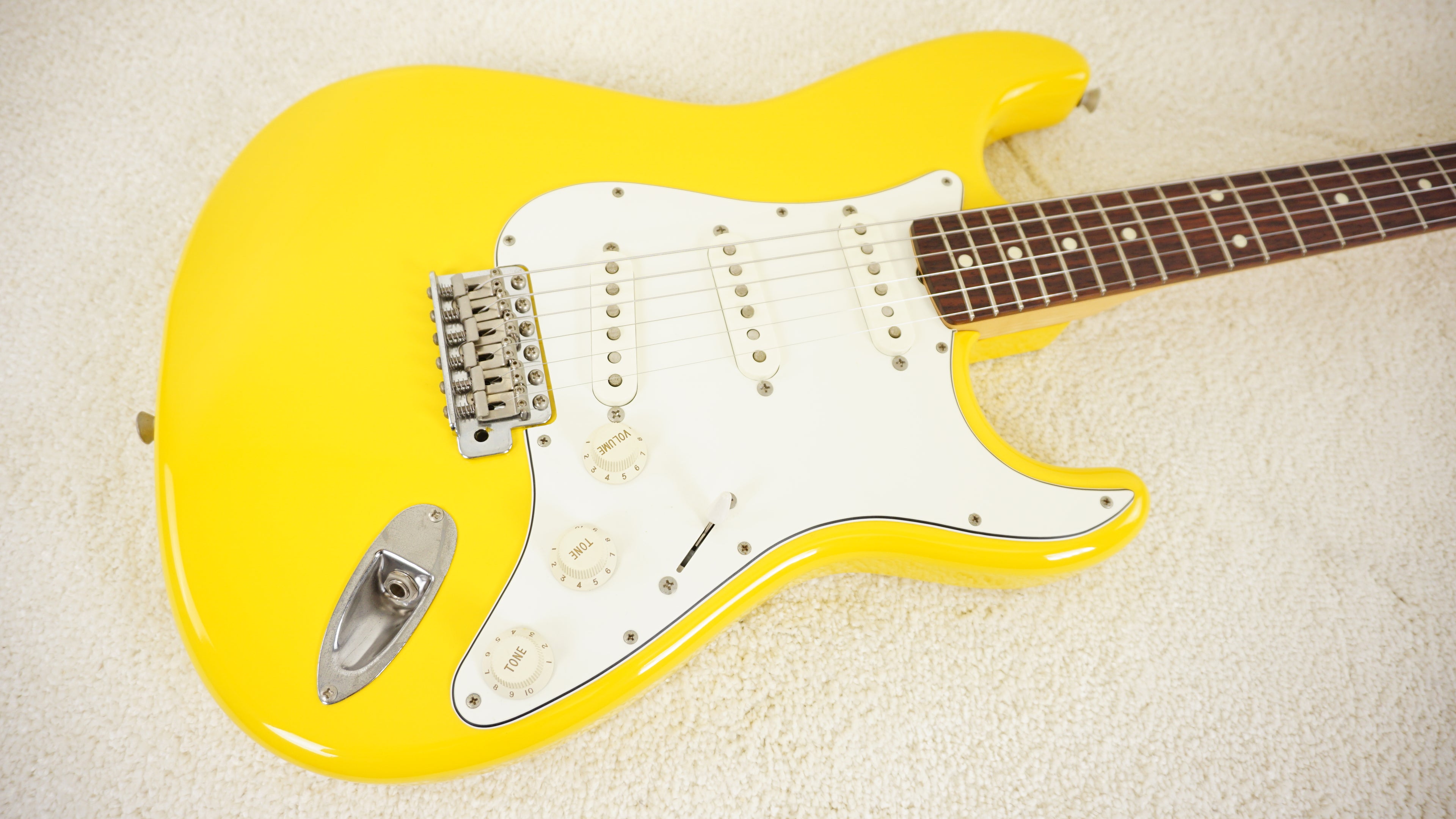 Fender Japan Stratocaster Yellow Rosewood Fingerboard w/ Gig Bag