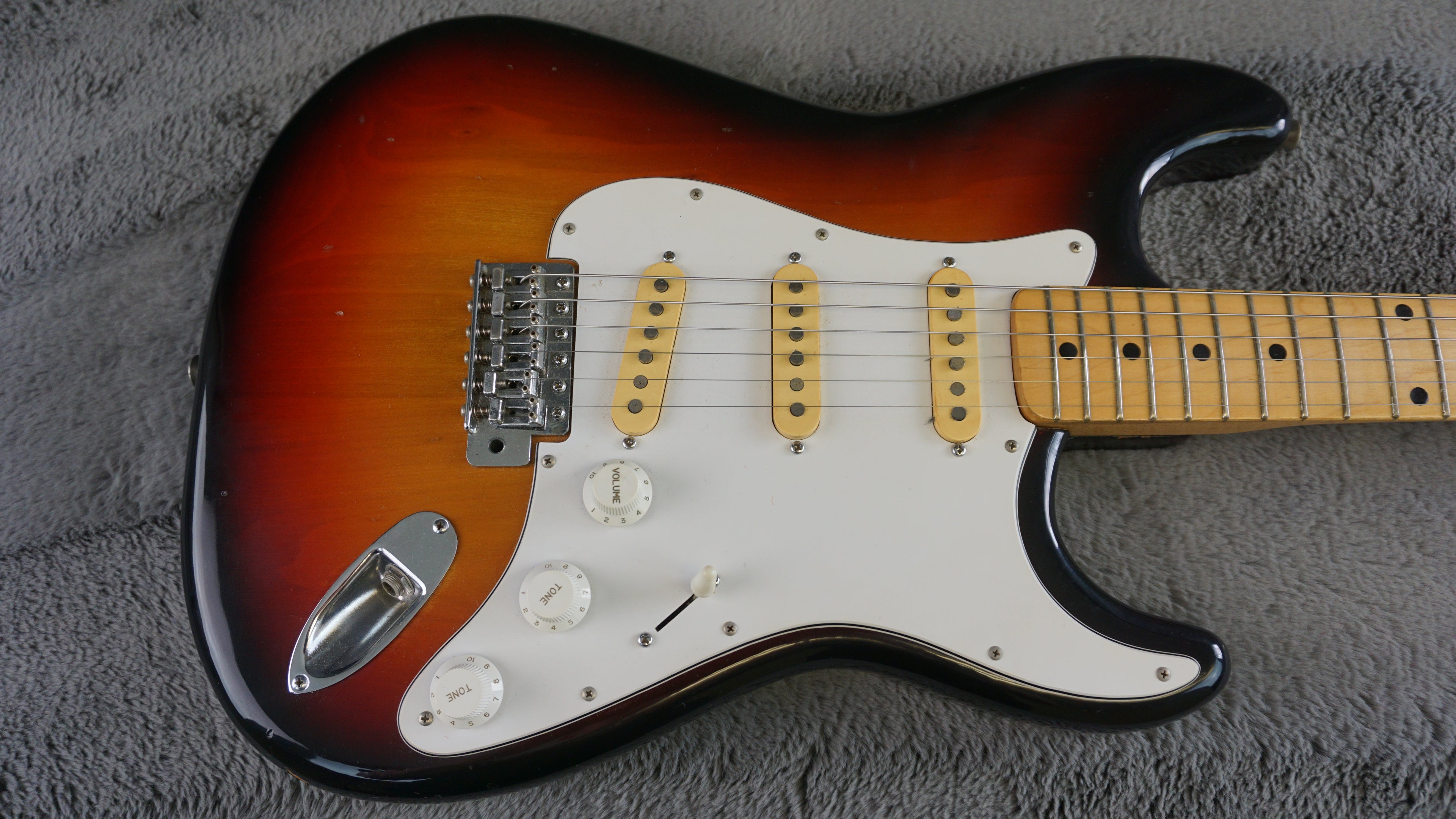 Hisous Excellent Guitar Vintage S Style Sunburst w/ Fernandes Case Japan