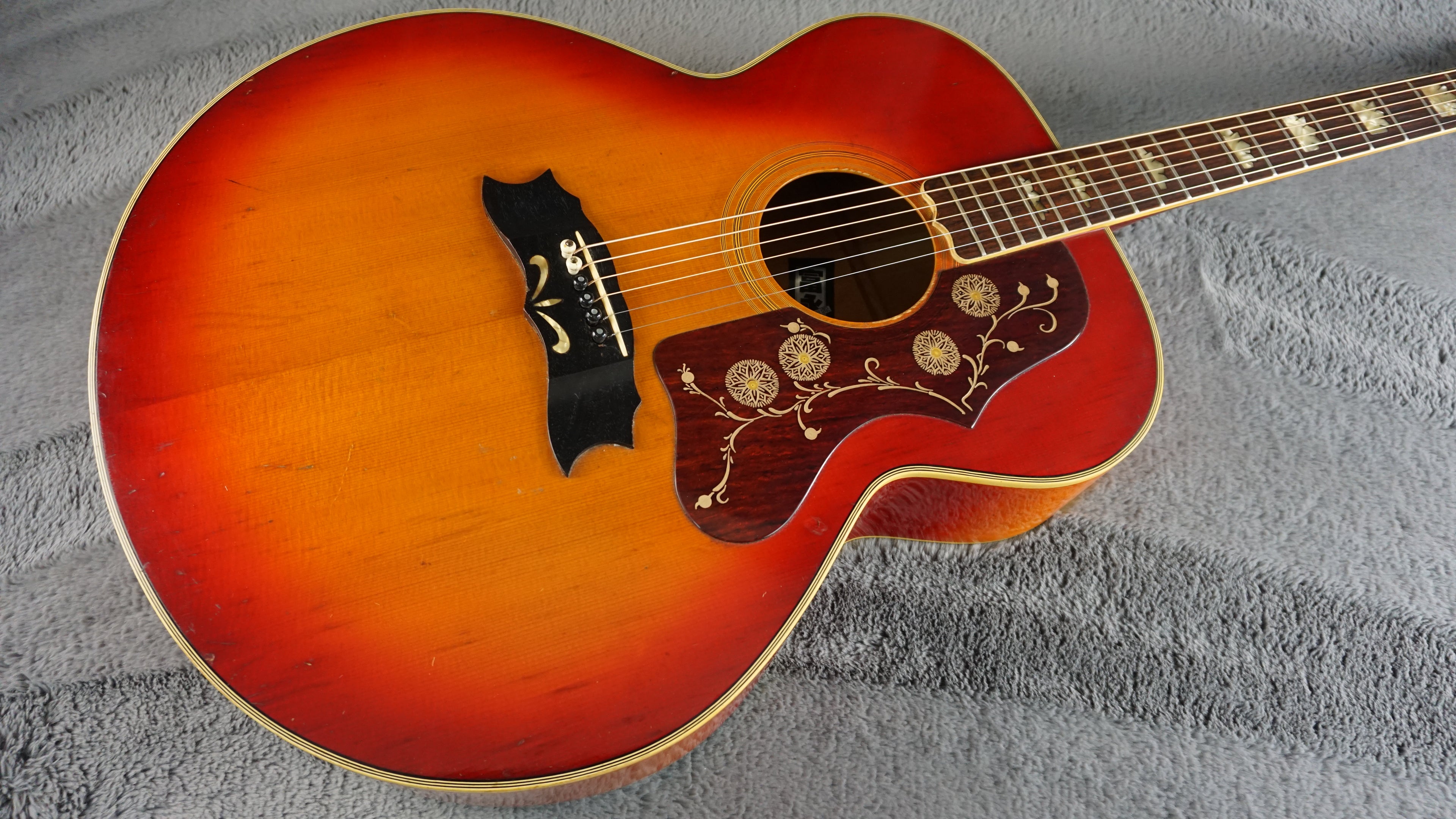 Morales M350 Jumbo Acoustic Japan Sunburst w/ Hard Case