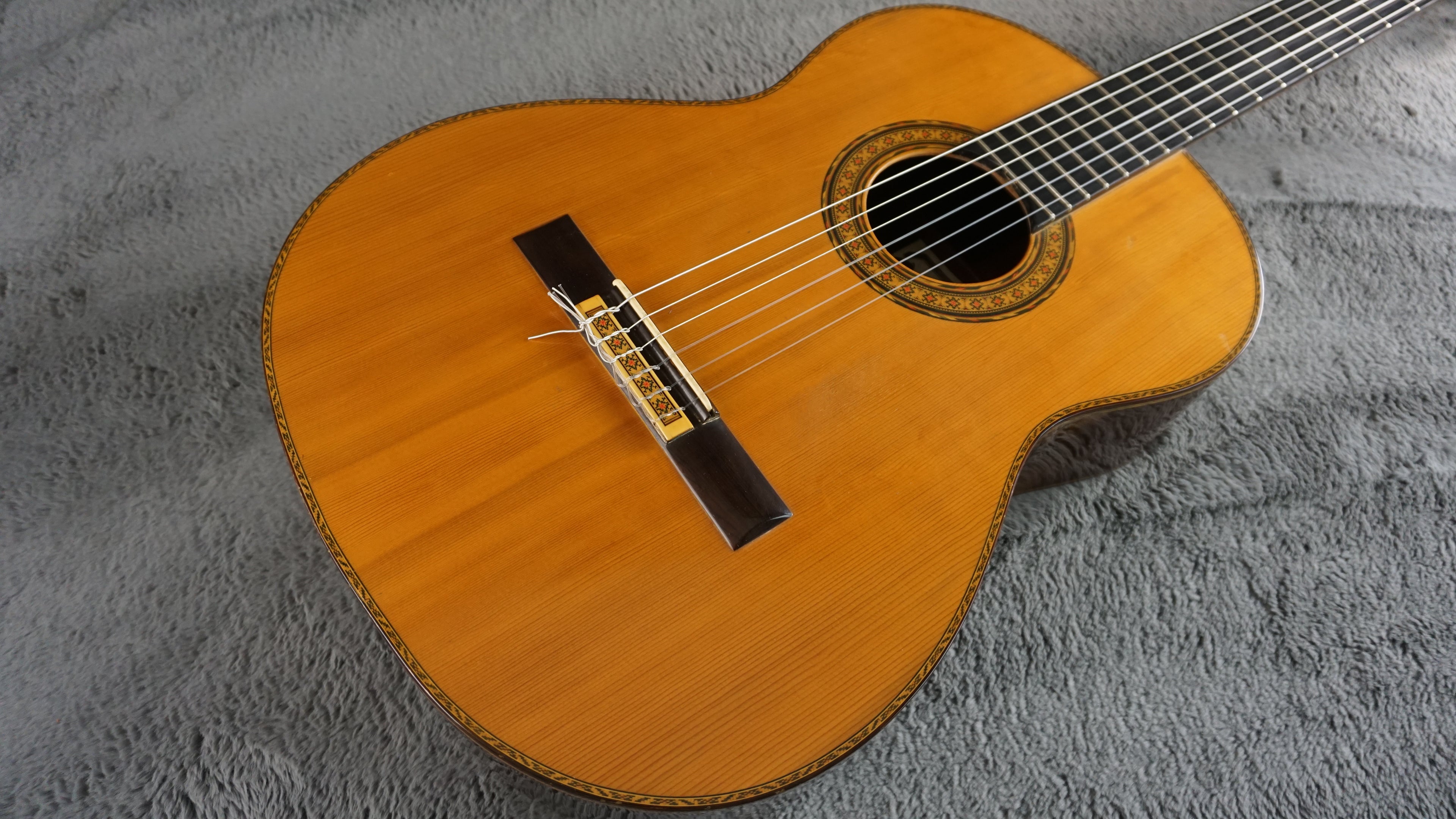 Osamu Tomita Nol. 15 1974 Japan Classical Guitar w/ Hard Case