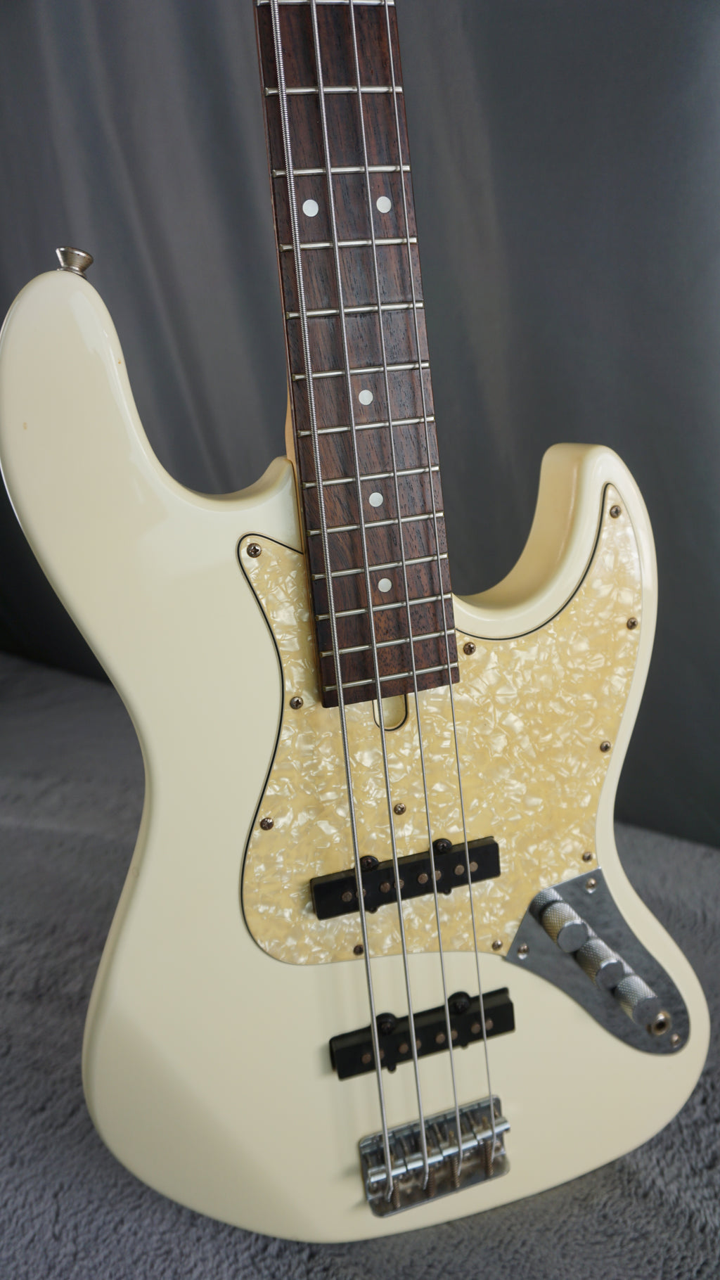 Bacchus Universe Series Jazz Bass - White