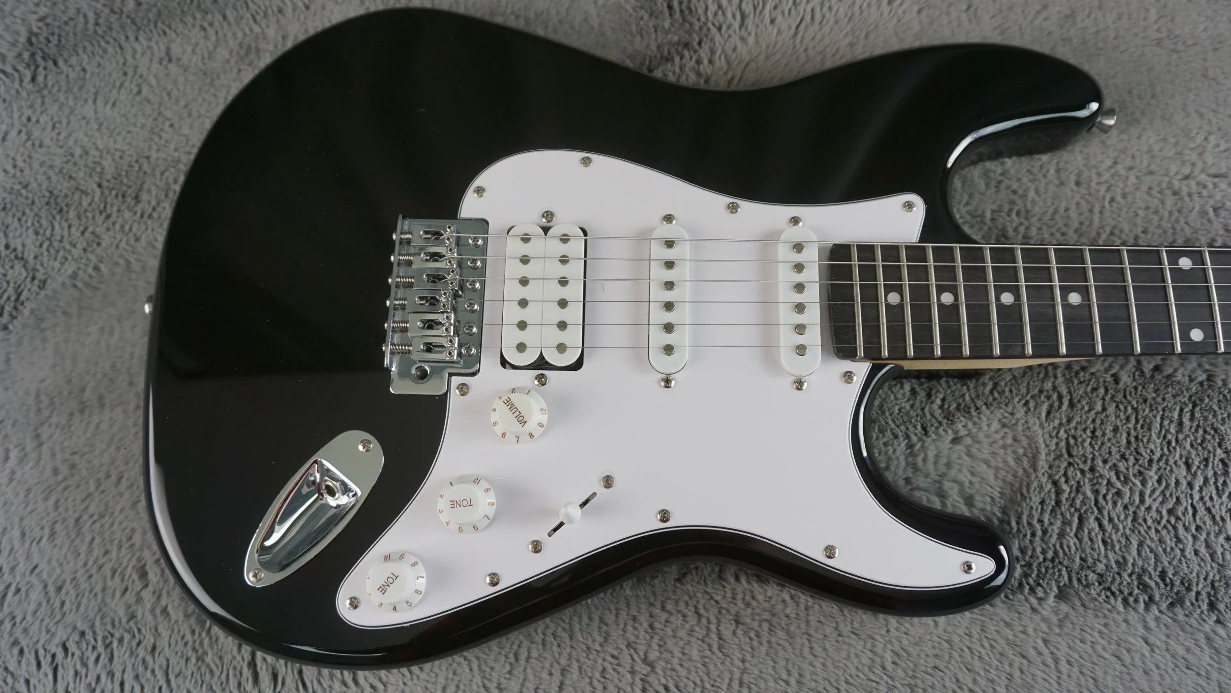 Donner Standard Series HSS Strat-Style Electric Guitar – Black – Gig Bag