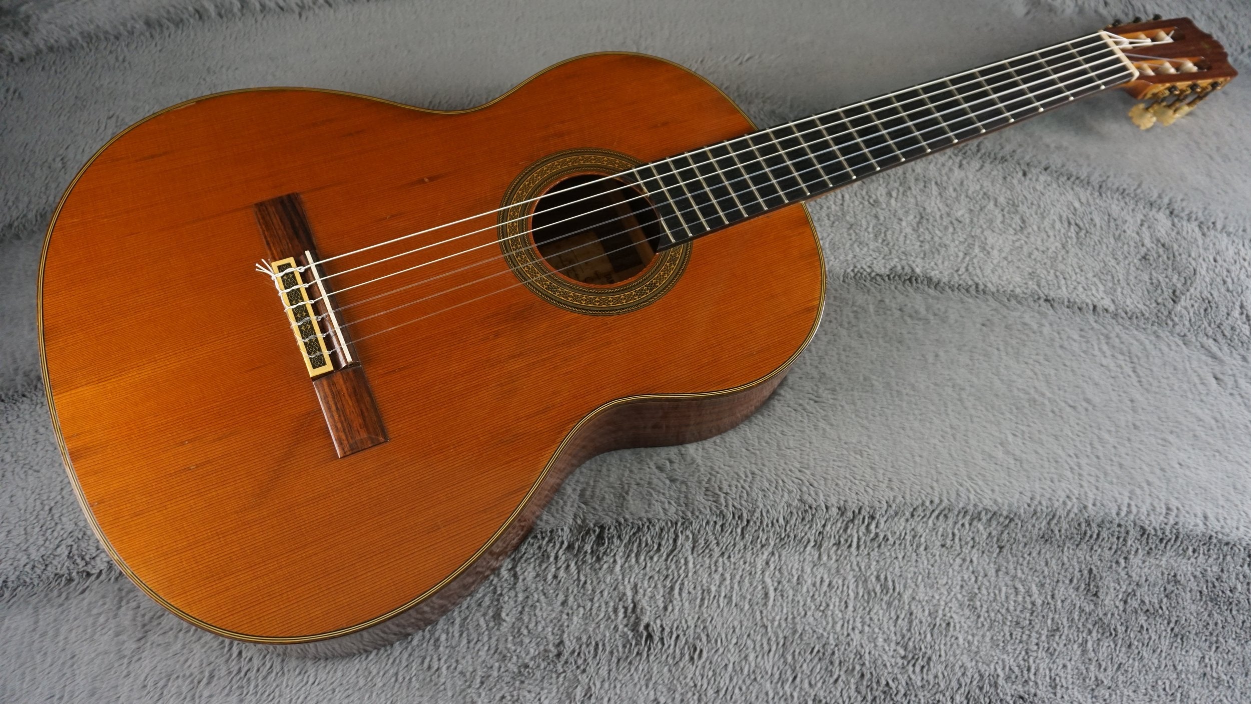 Yamaha C-300 Vintage Classical Guitar – MIJ Nippon Gakki – Solid Spruce Top w/ Case
