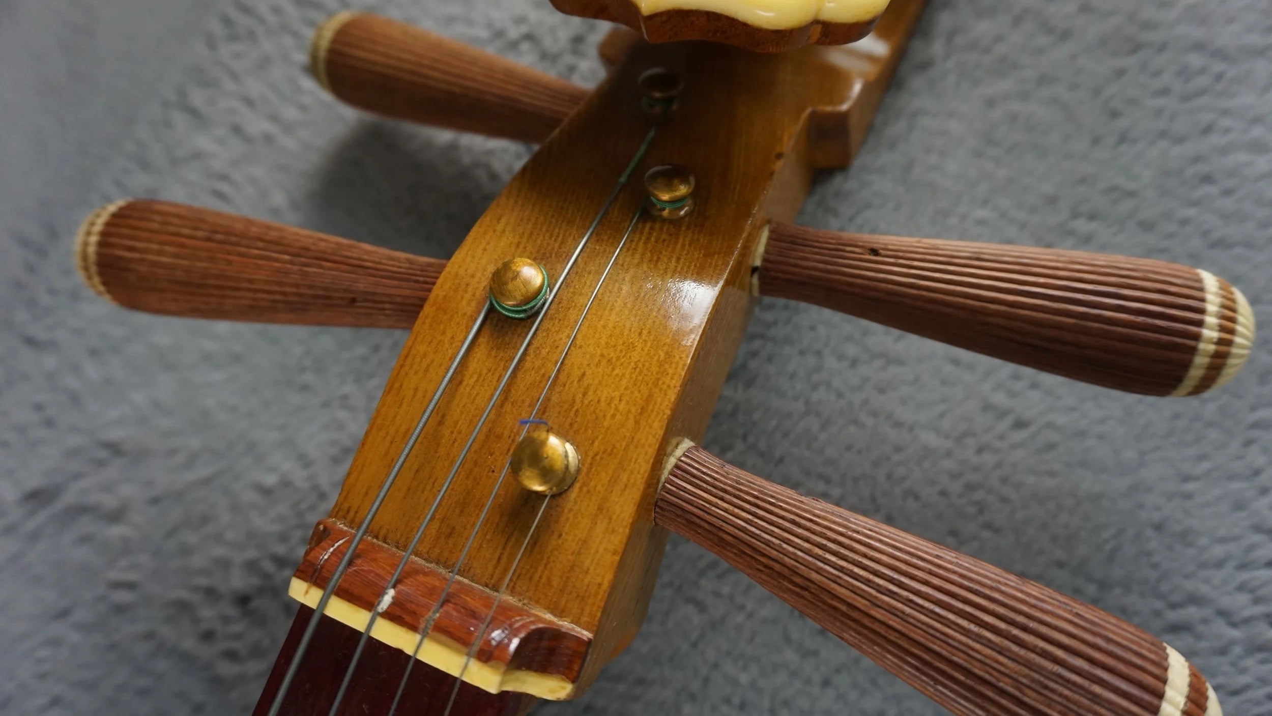 Handmade Chinese Zhongruan (中阮) – 4-String Traditional Lute – Bone Frets – With Case
