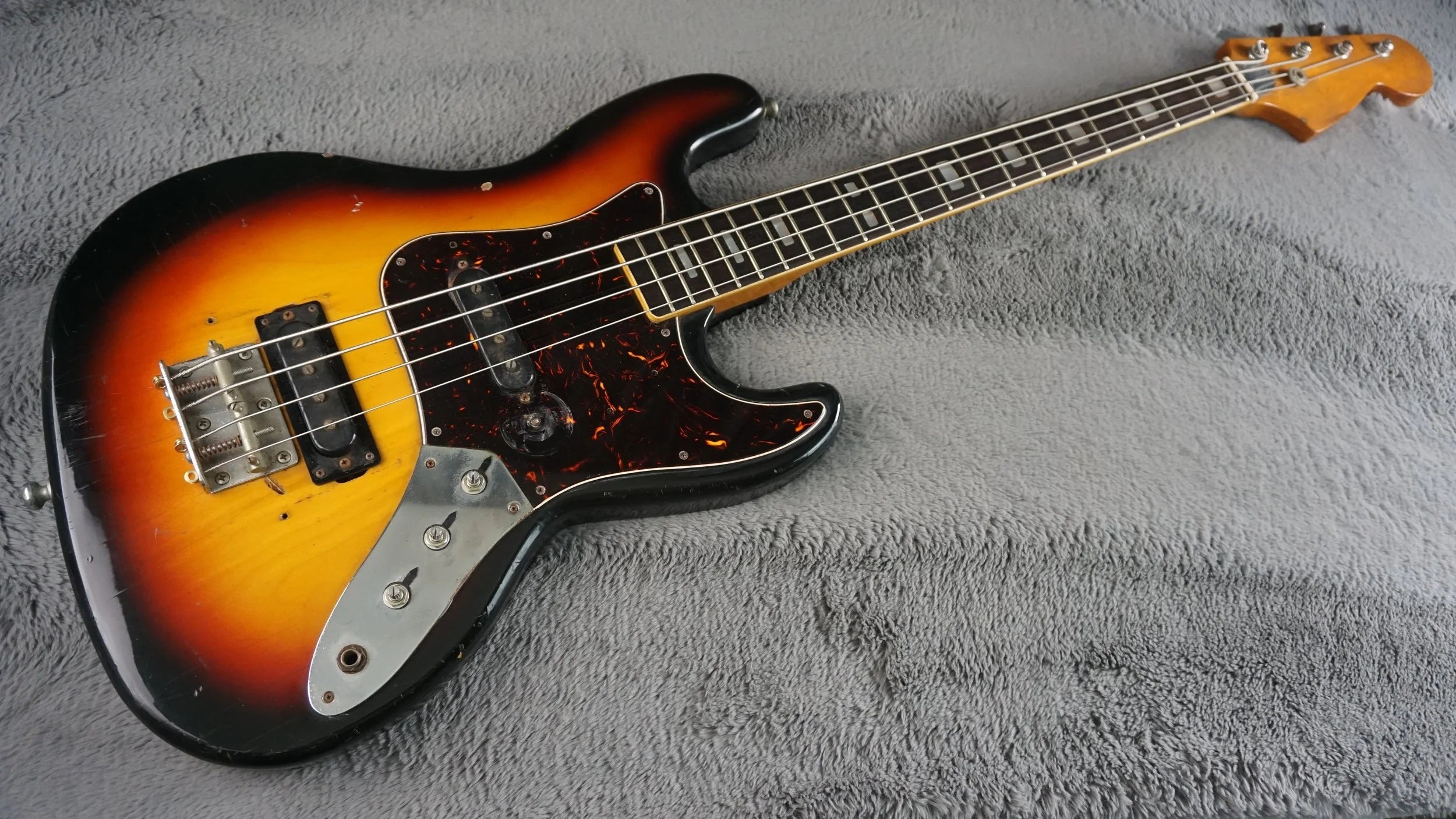 Vintage MIJ Offset 4-String Bass Sunburst – 30" Short Scale
