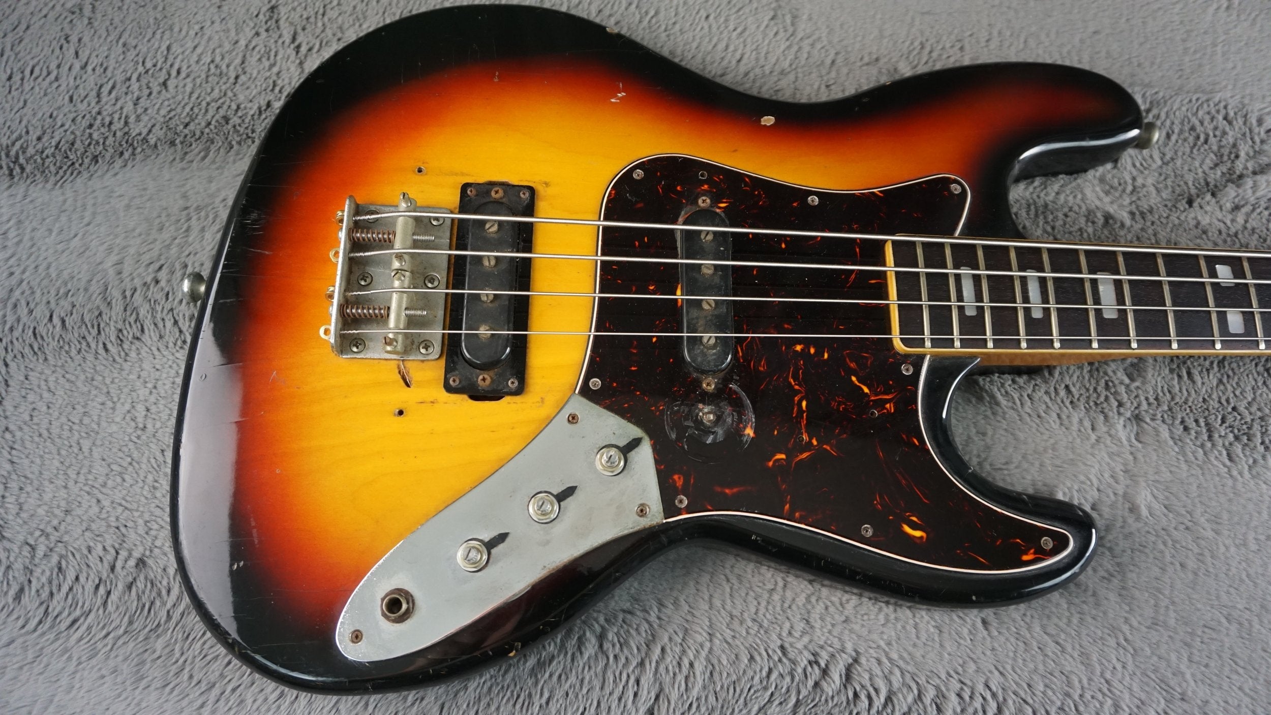 Vintage MIJ Offset 4-String Bass Sunburst – 30" Short Scale