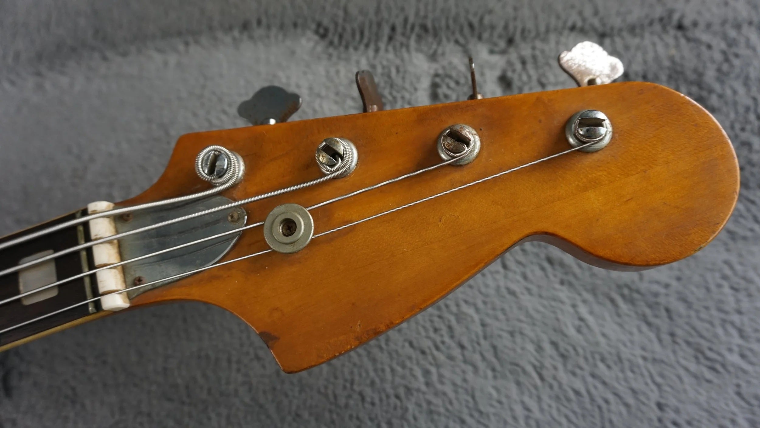 Vintage MIJ Offset 4-String Bass Sunburst – 30" Short Scale