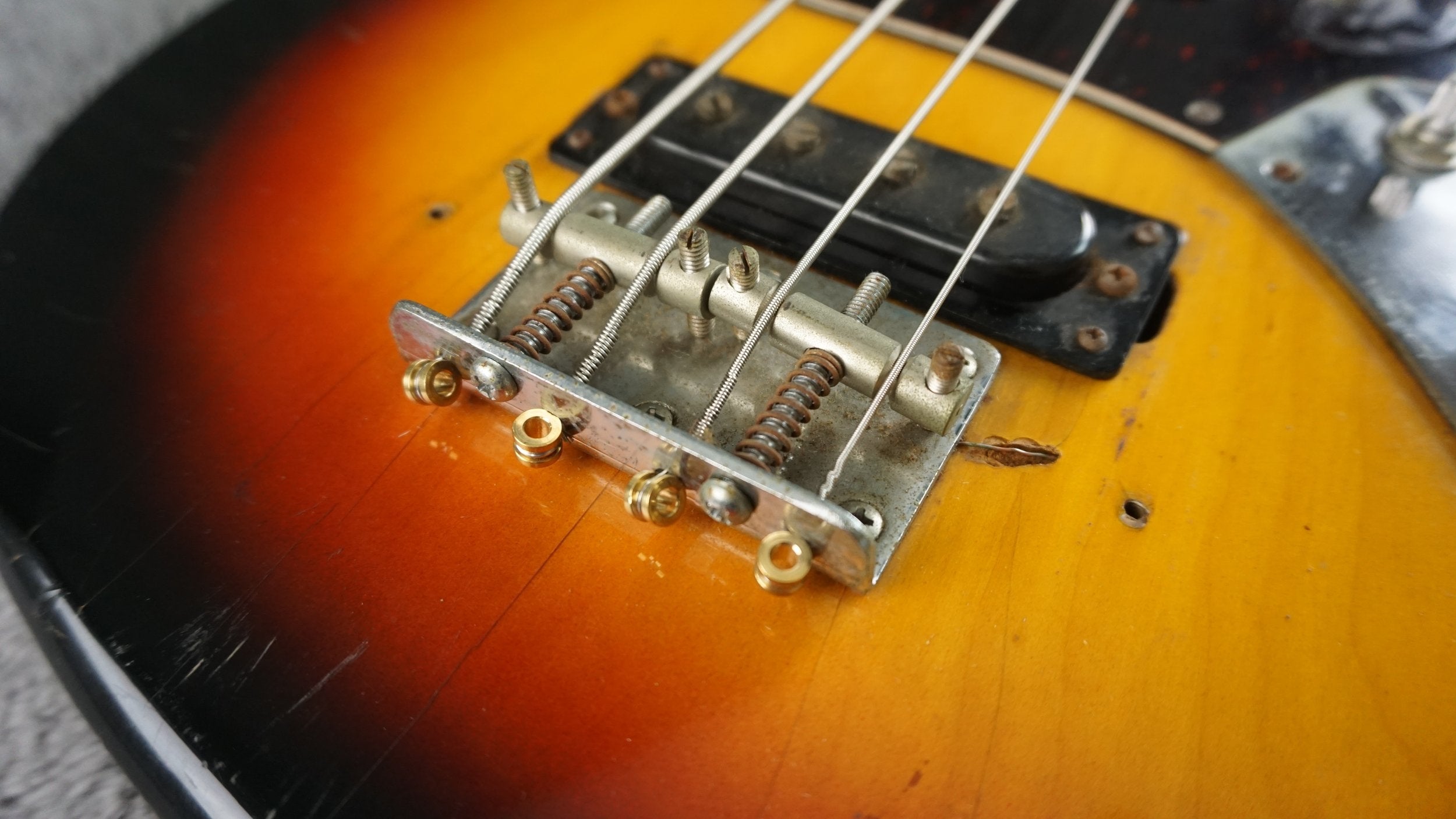 Vintage MIJ Offset 4-String Bass Sunburst – 30" Short Scale