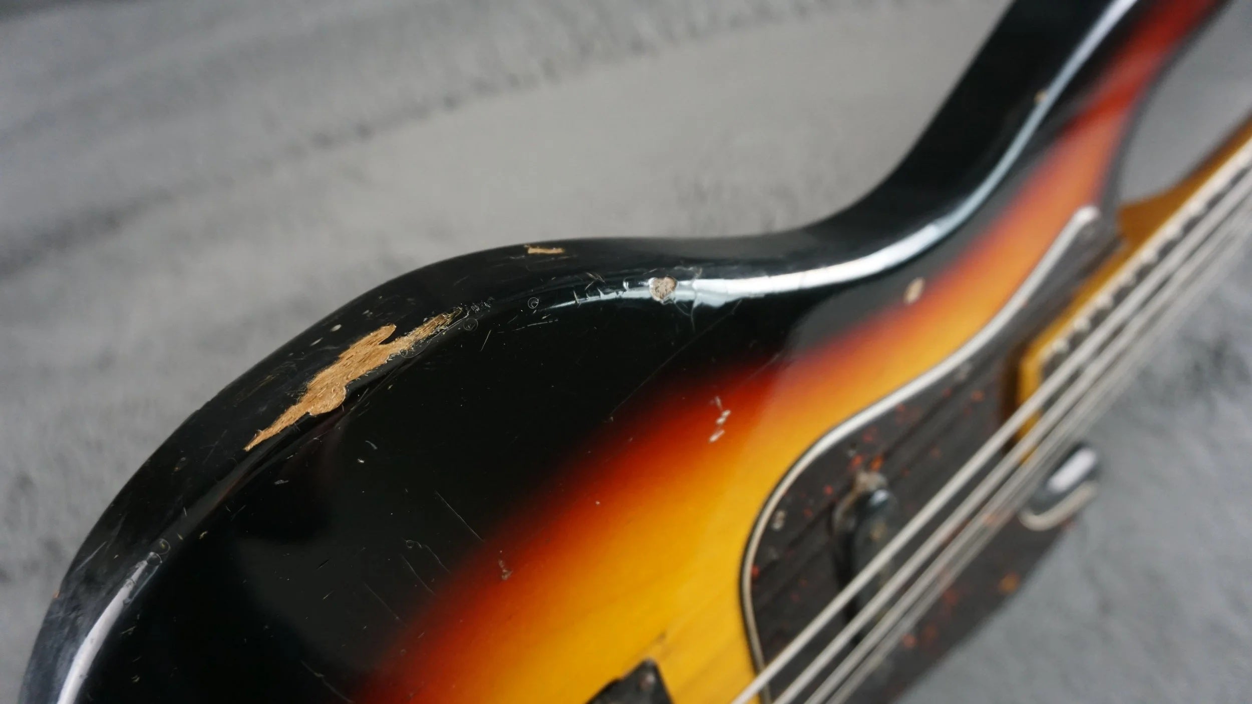 Vintage MIJ Offset 4-String Bass Sunburst – 30" Short Scale