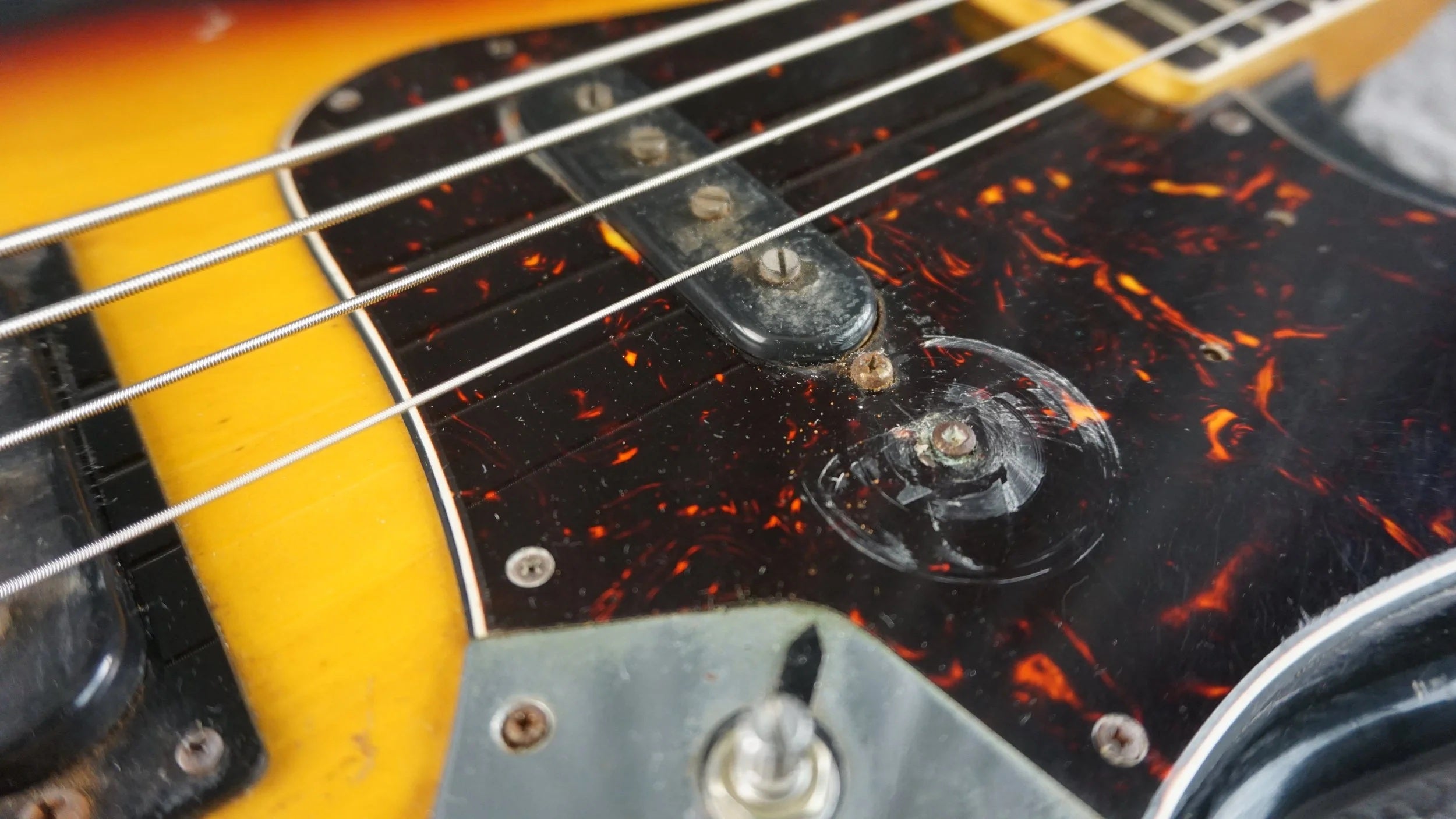 Vintage MIJ Offset 4-String Bass Sunburst – 30" Short Scale