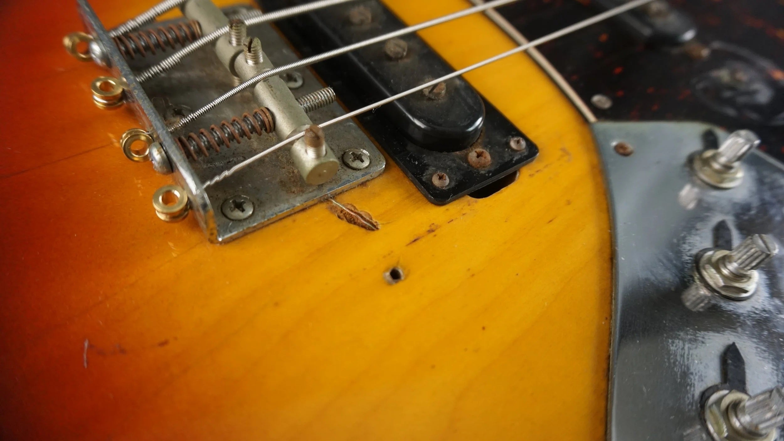 Vintage MIJ Offset 4-String Bass Sunburst – 30" Short Scale