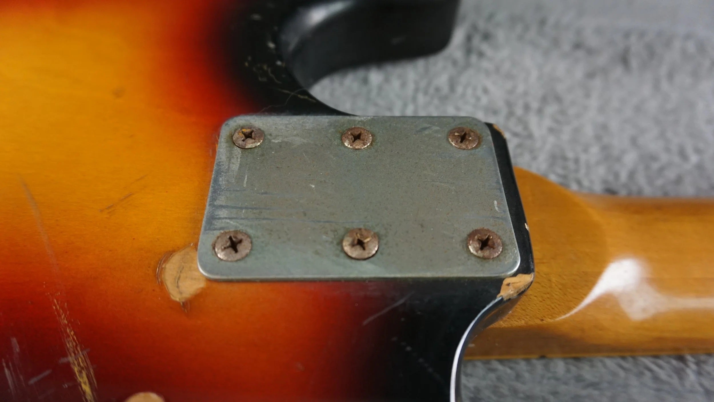 Vintage MIJ Offset 4-String Bass Sunburst – 30" Short Scale