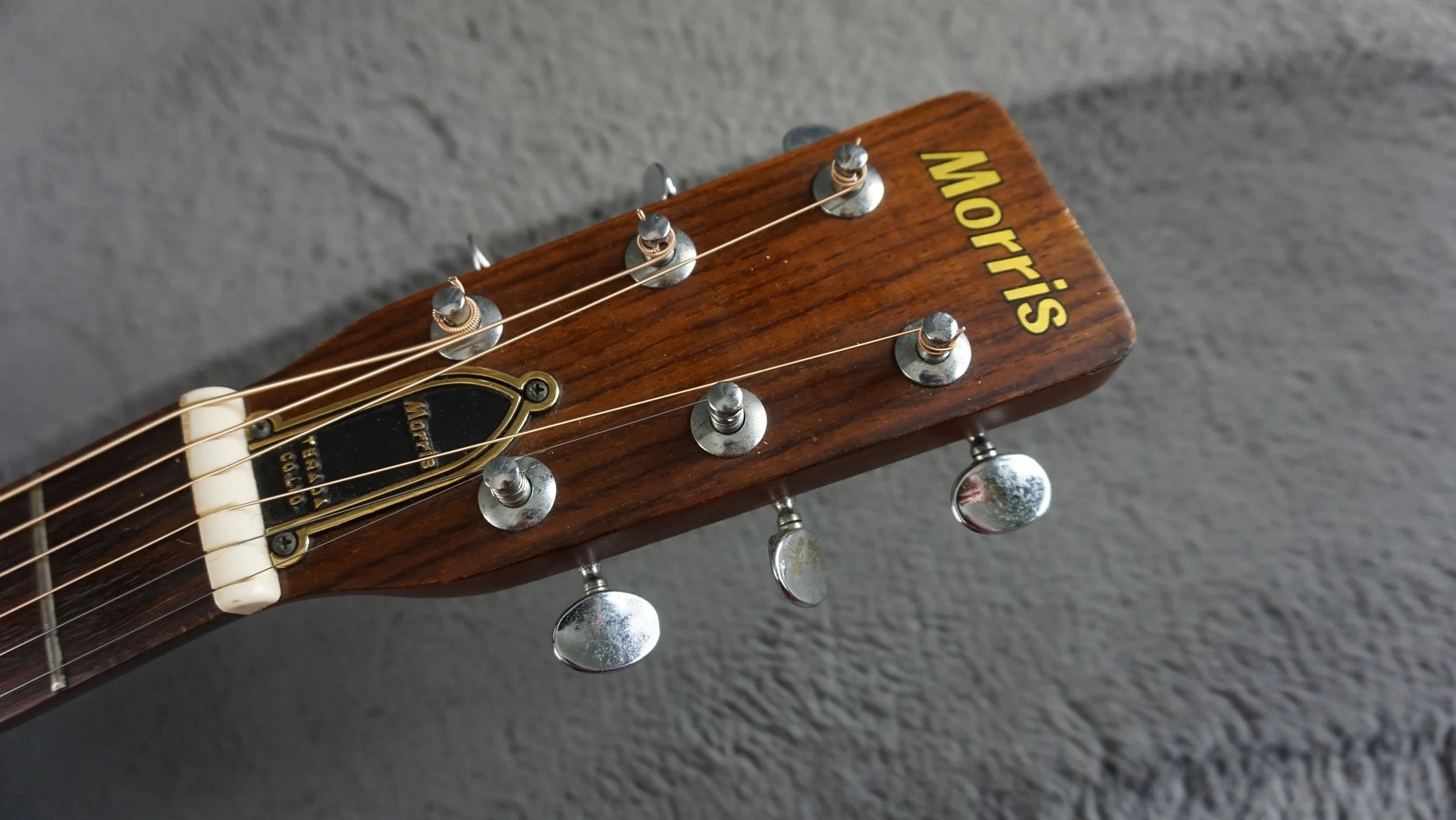 Morris F-15 OM Japan Acoustic Guitar w/ Built-In Electronics & Hard Case