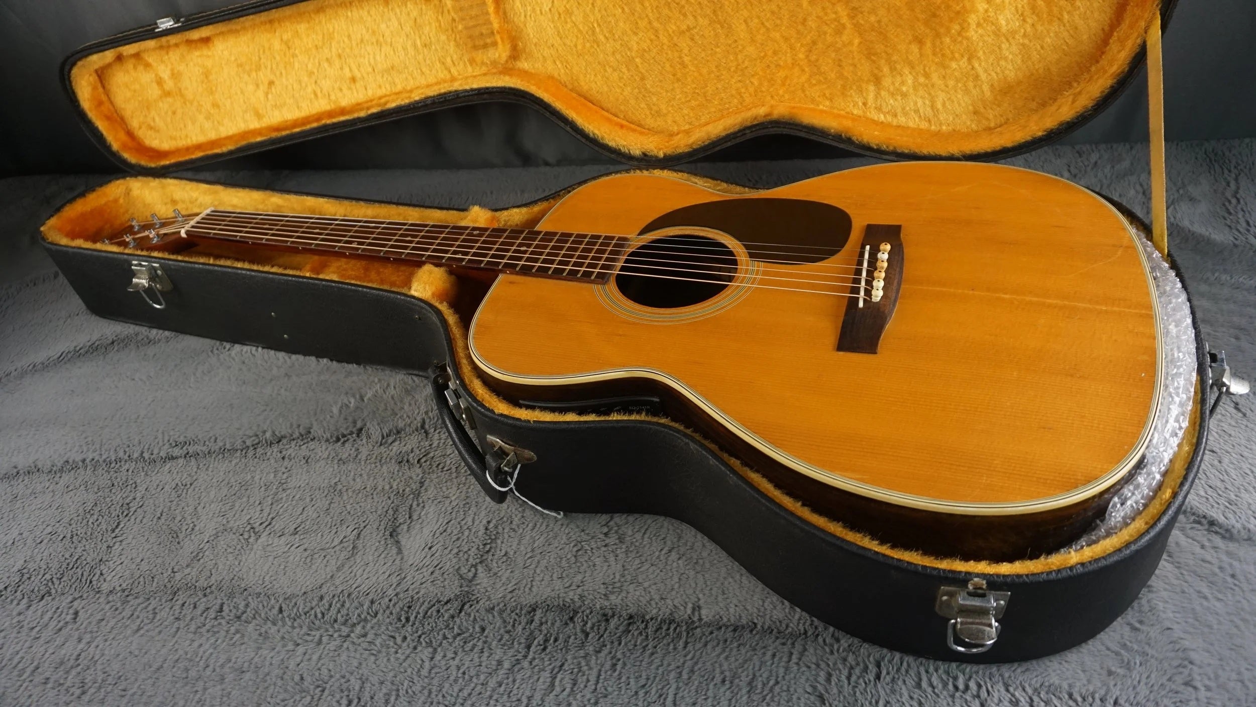 Morris F-15 OM Japan Acoustic Guitar w/ Built-In Electronics & Hard Case