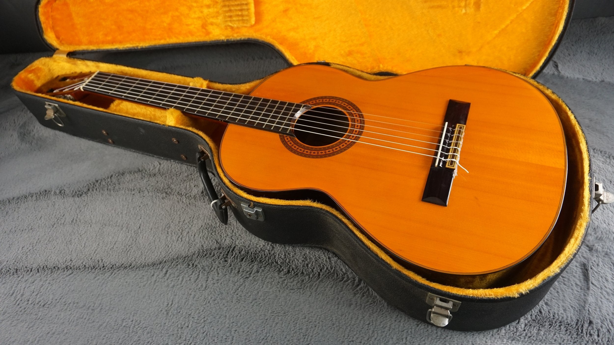 Morris M-20 Classical Guitar – Made in Japan – Vintage MIJ Nylon – w/ Hard Case - Fair