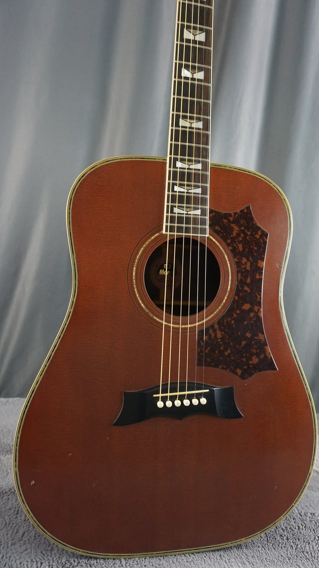 Morris MG-1100 Japan Dreadnought w/ Hard Case