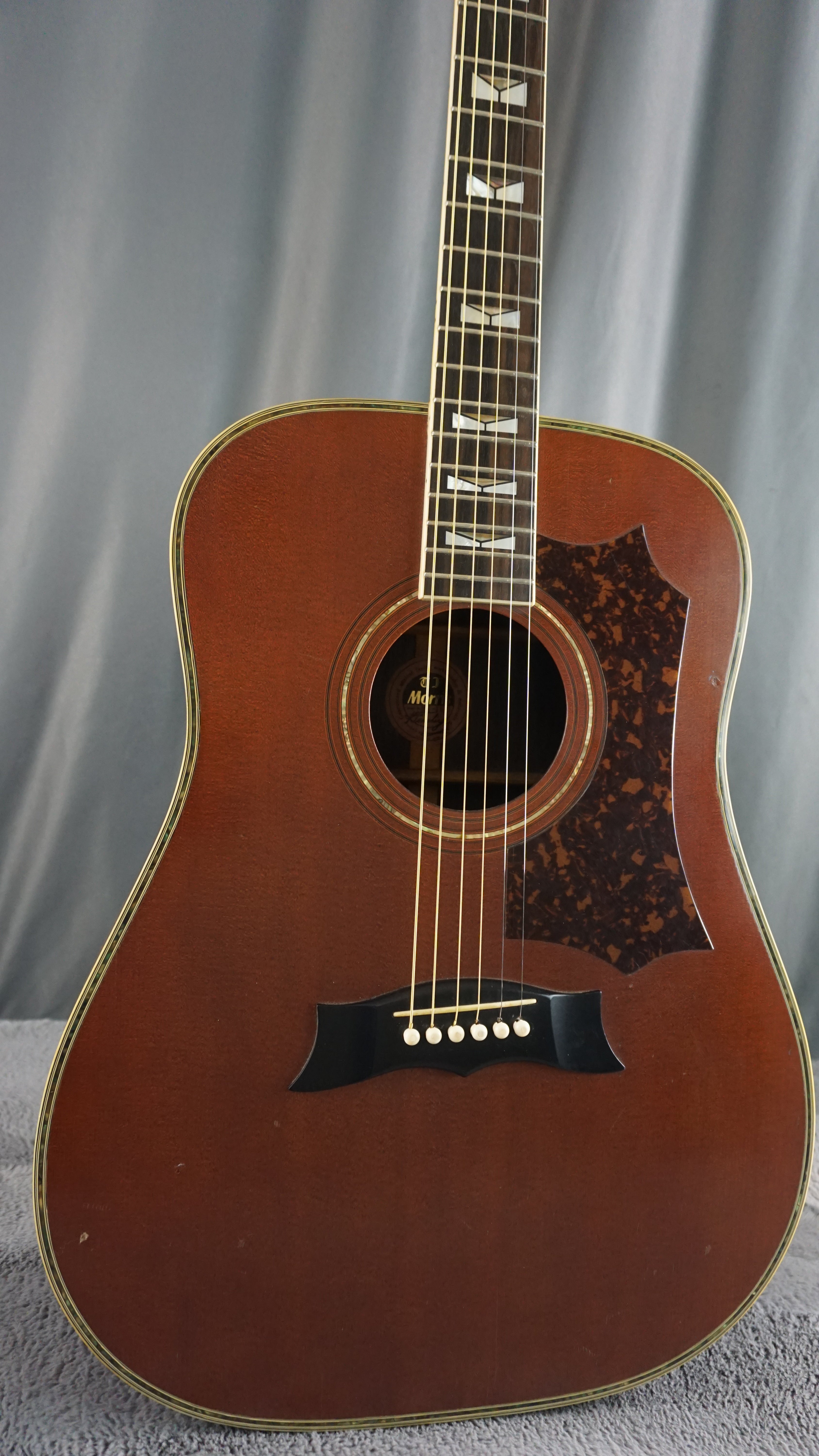Morris MG-1100 Japan Dreadnought w/ Hard Case