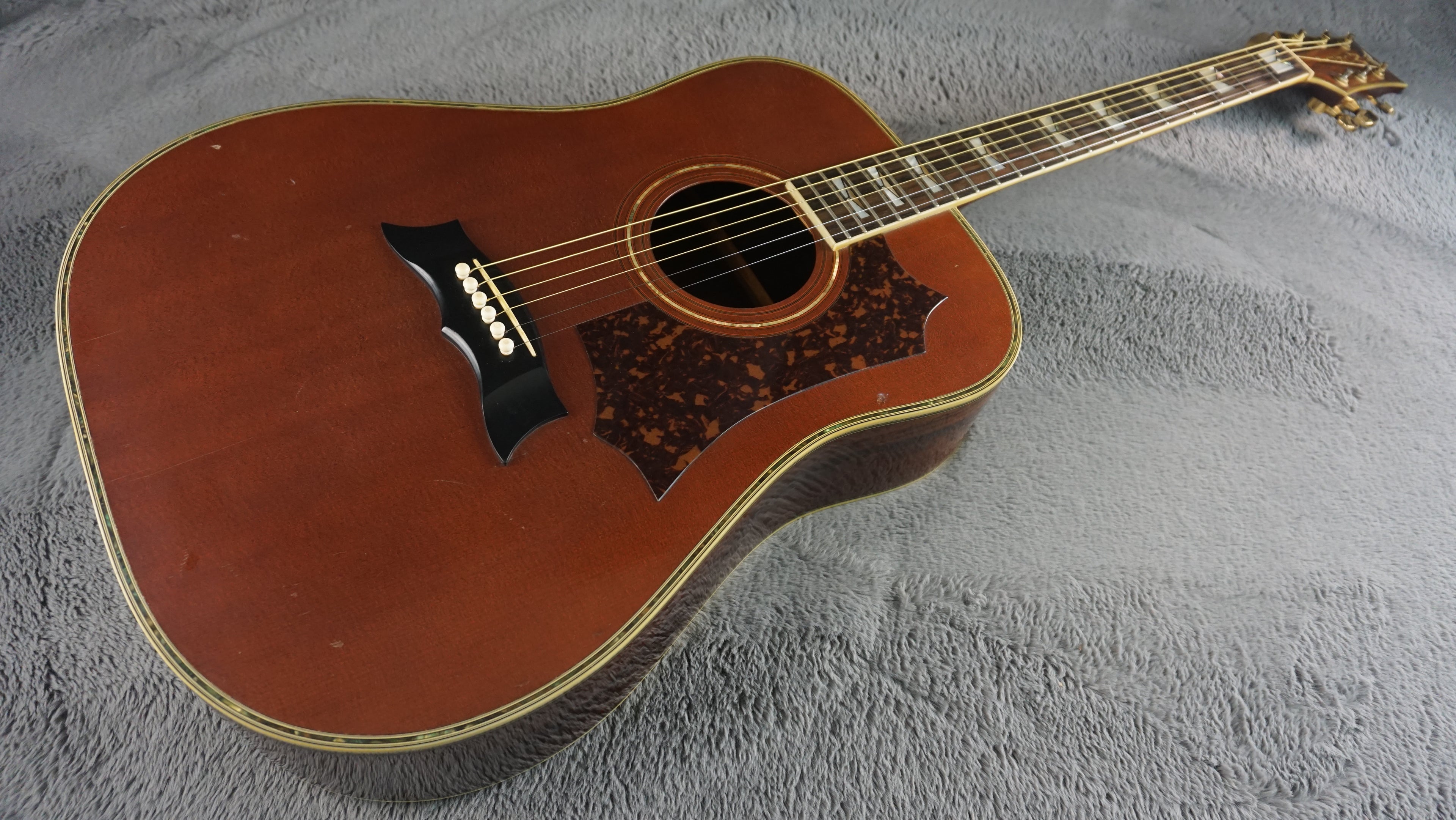 Morris MG-1100 Japan Dreadnought w/ Hard Case