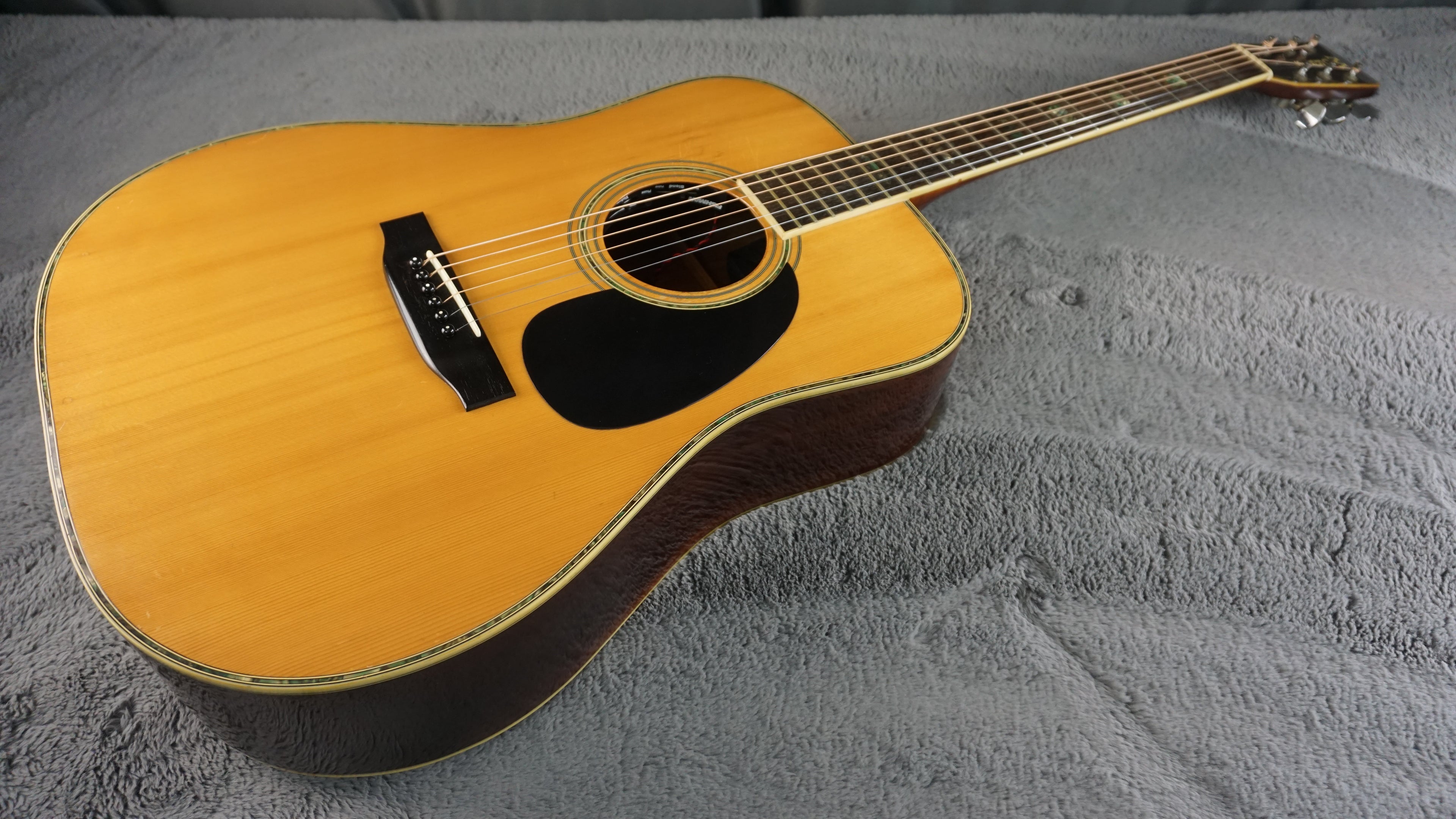 Morris W-40 Japan Solid Spruce Top w/ Fishman Electronics