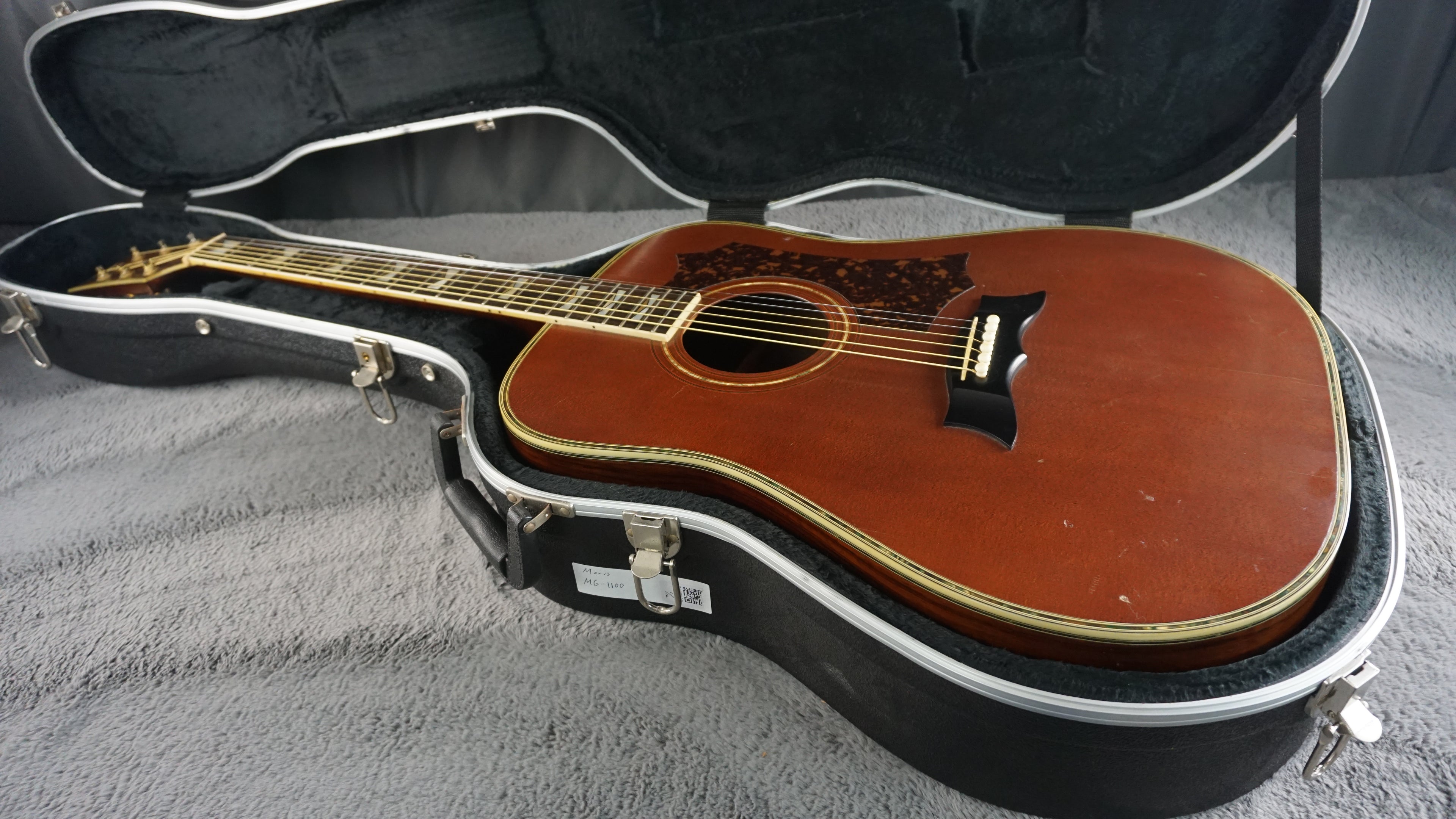 Morris MG-1100 Japan Dreadnought w/ Hard Case