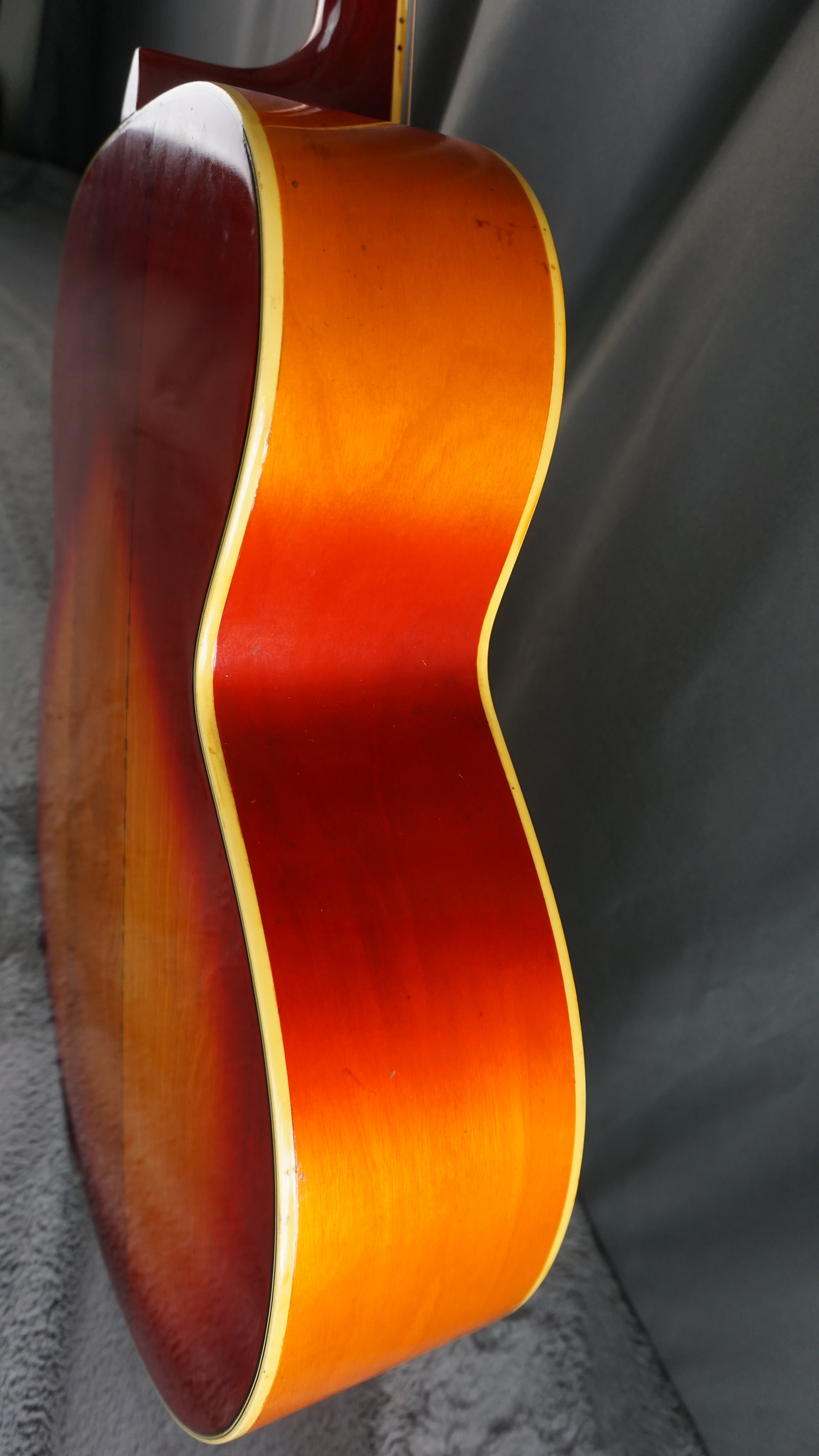 Morales M350 Jumbo Acoustic Japan Sunburst w/ Hard Case